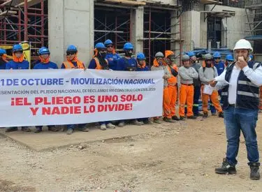 asamblea geeneral en obra de construccion conbanderola de la movilizacion